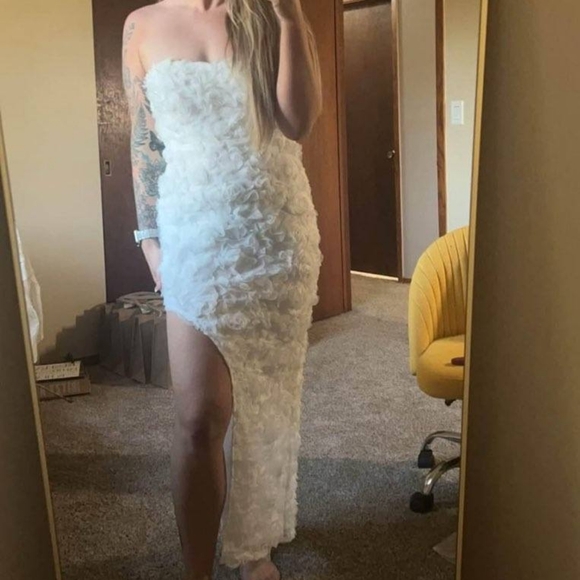 Elegant White Strapless Dress - Picture 8 of 14